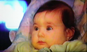 Un bébé de 12 mois regarde plus longtemps un événement improbable qu'un événement probable.